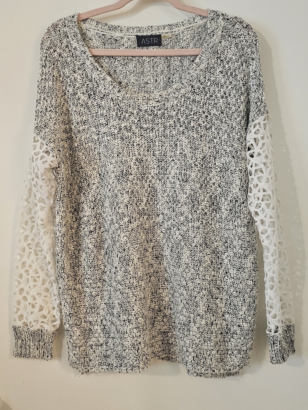 ASTR Two-Tone Marled Knit Sweater with Lace Sleeves - White/Gray